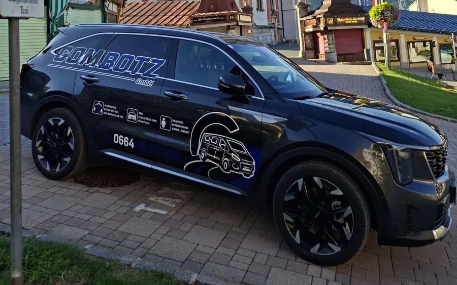 Kia Sorento mit GOMBOTZ-Beklebung am Taxistandplatz vor der Basilika Mariazell